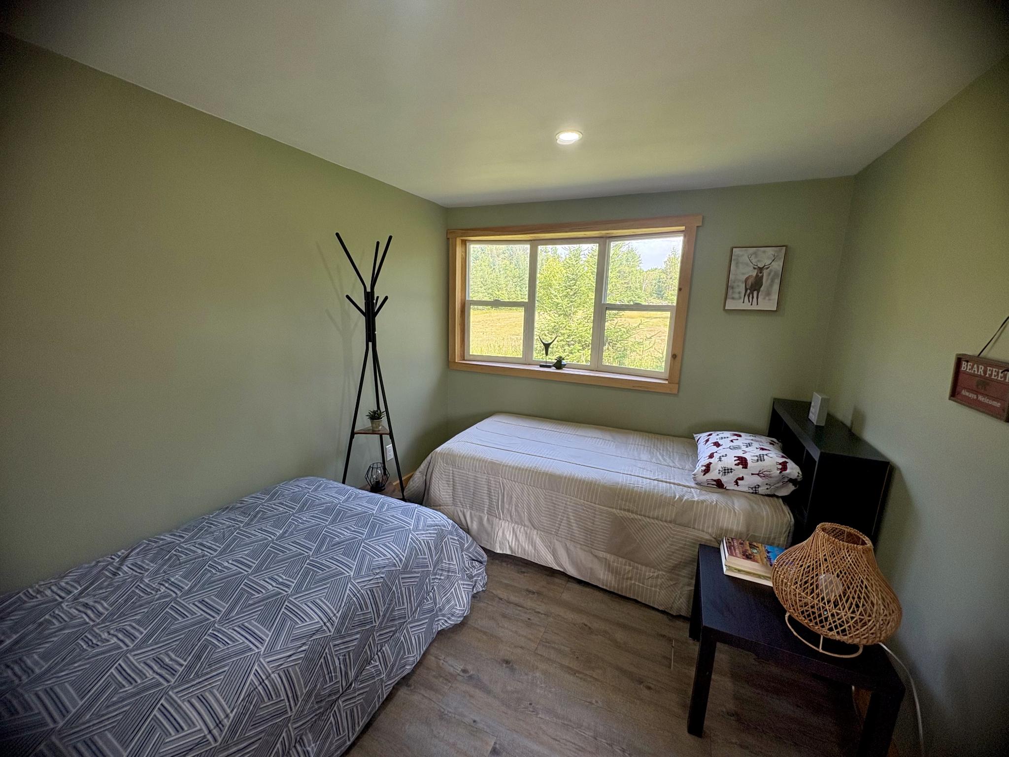 Second bedroom with two twin beds